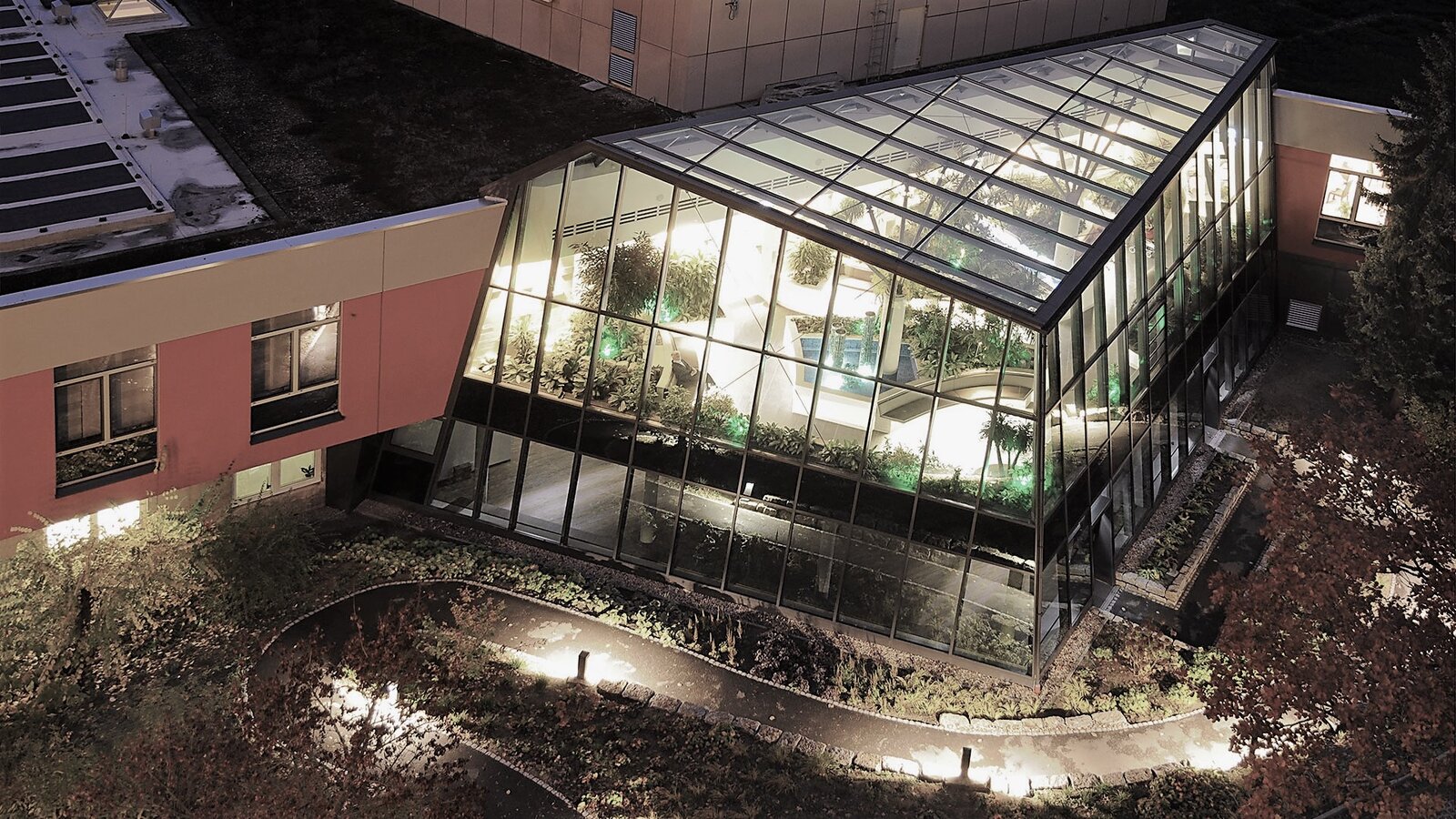 <strong>Unsere Leistungen:</strong> <br>Großer Wintergarten in Aluminium-Glas- Bauweise mit geneigter Fassade